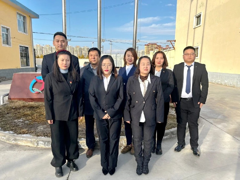 砥礪前行共奮進，團結一心向前進